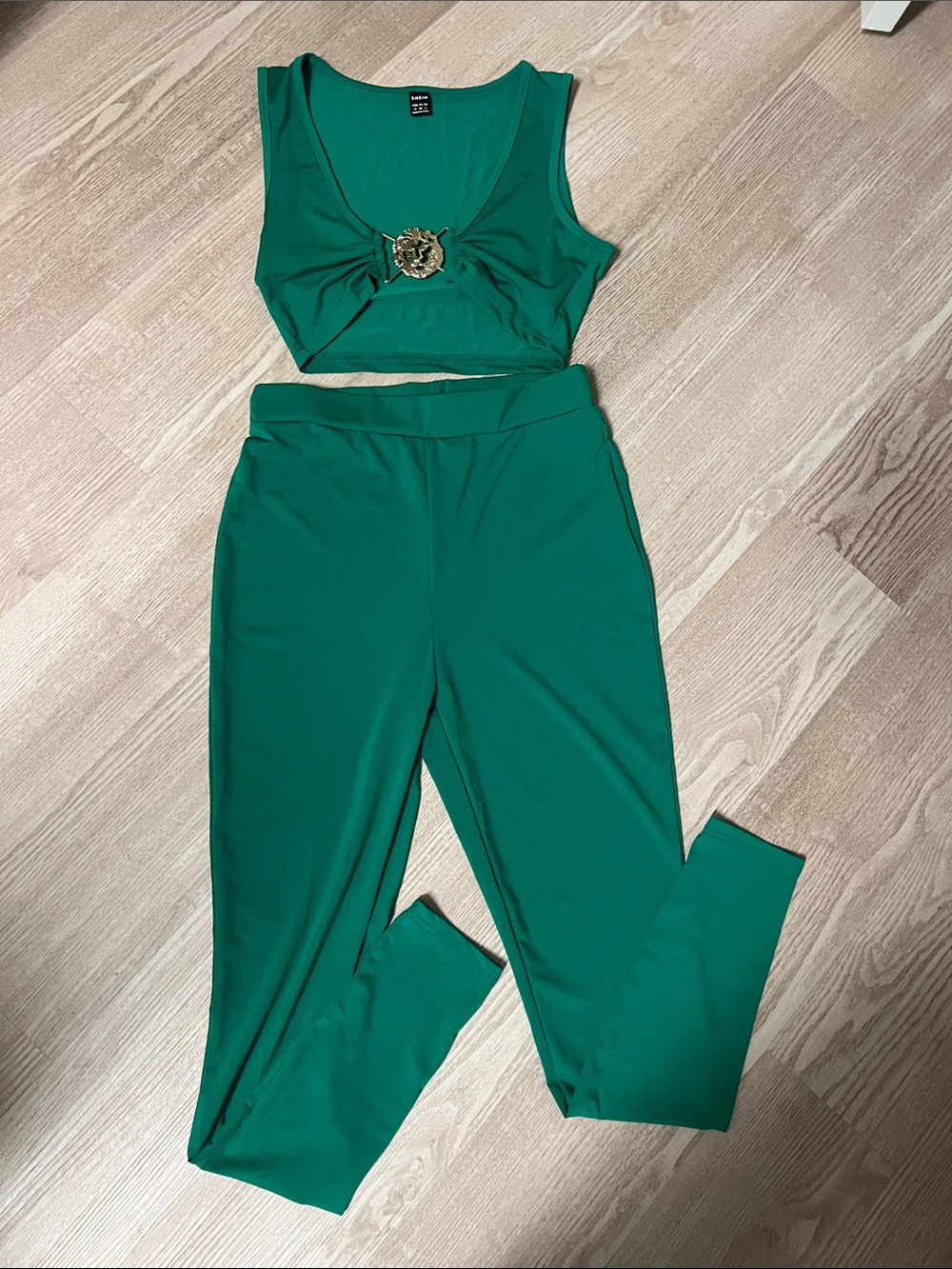 Sleeveless Green Jumpsuit Set with Decorative Brooch
